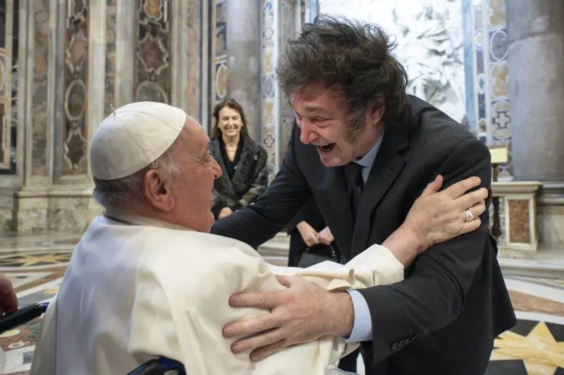 Affetto dopo gli insulti. Pace tra Milei e il Papa