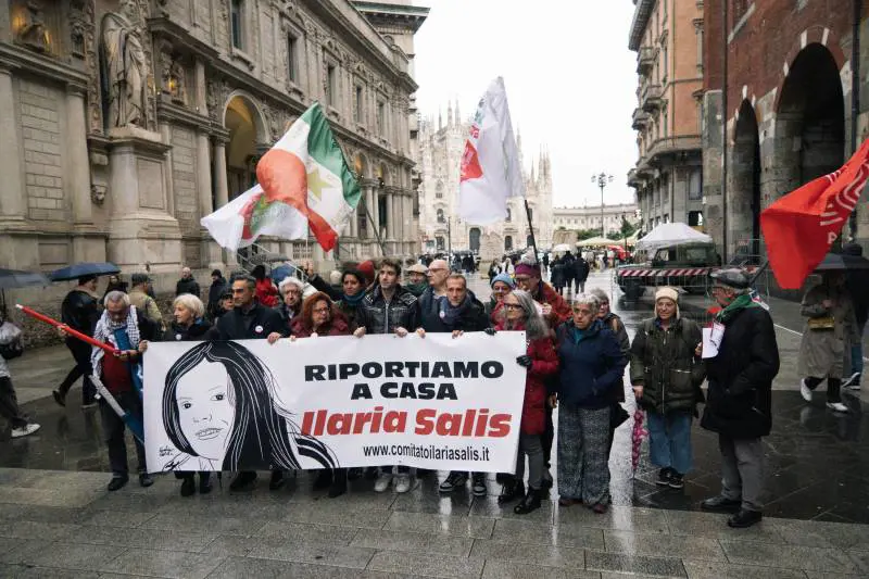 Ricercati altri due "amici" della Salis