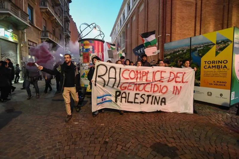 La manifestazione dei "Ghali boys". Scontri e feriti davanti alla sede Rai
