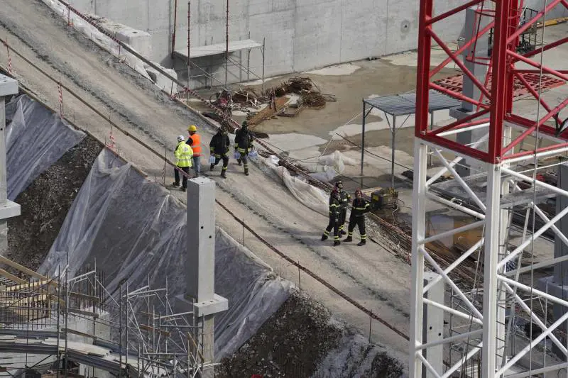 "Un boato fortissimo, poi le urla". Così è crollato il cantiere a Firenze