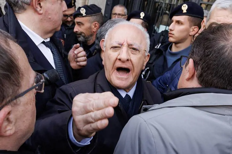 "Lavora tu, str...". De Luca fuori controllo: insulta Meloni e sfida la polizia