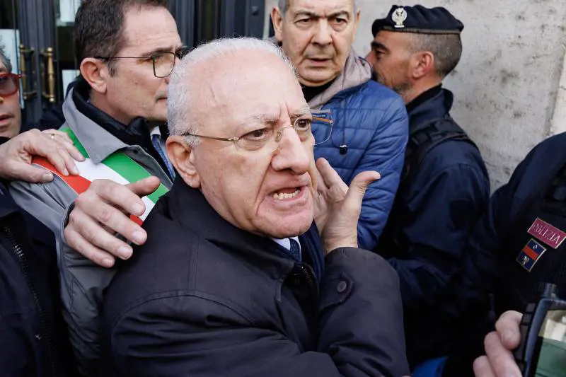 "Pippo Baudo con la frangetta". De Luca senza freni: ora insulta pure don Patriciello