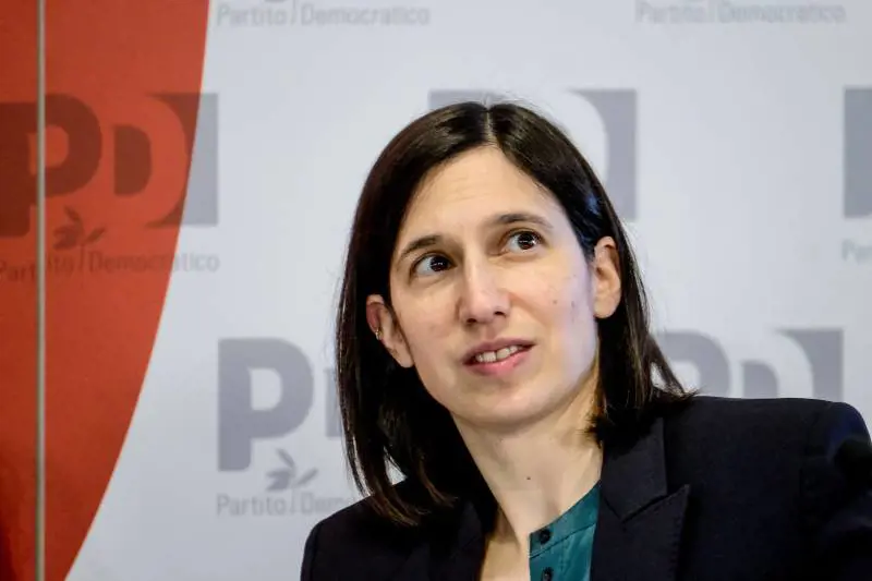 Gelo e irritazione: il Pd sprofonda nell'imbarazzo per l'insulto di De Luca a Meloni