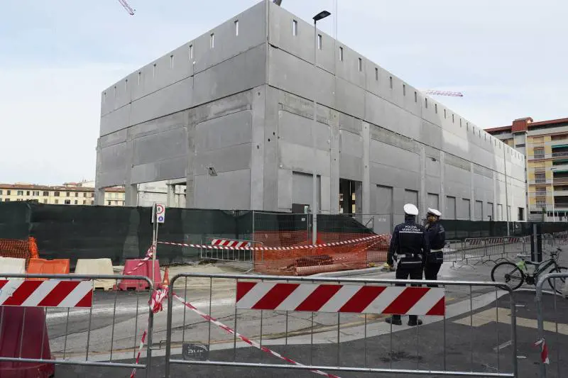 Crollo a Firenze, il sospetto che due operai fossero irregolari