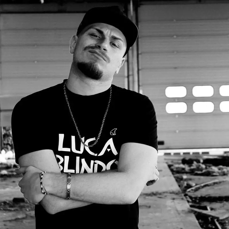 Il rapper che alla violenza risponde con la lezione di coraggio