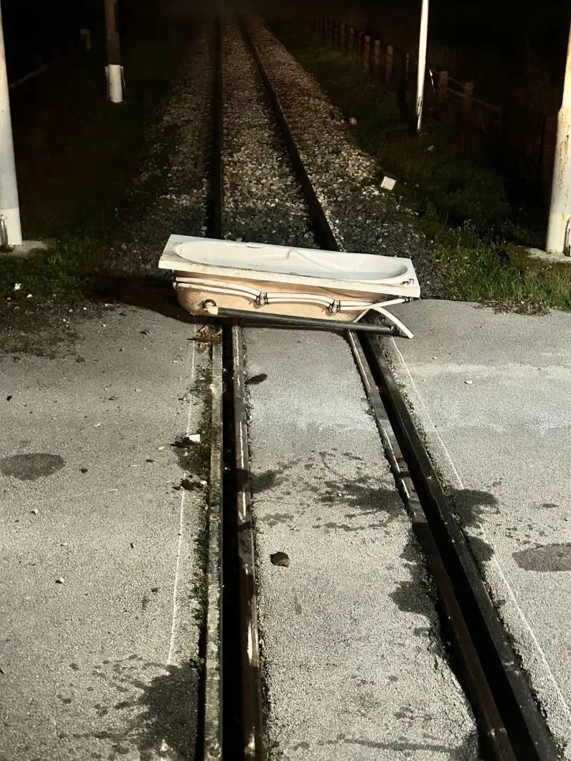 Vasca da bagno sui binari della Circumvesuviana: così il macchinista evita il disastro