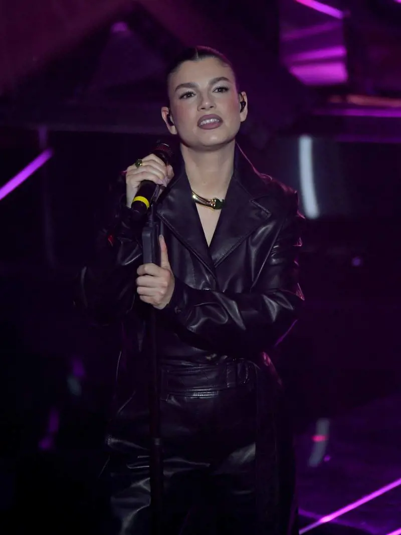 "Te li regalo io...". Emma Marrone aiuta la fan in difficoltà