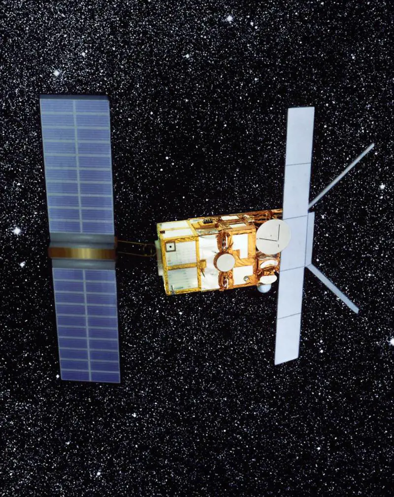 Satellite grosso come un bus in caduta libera sulla Terra: quando avverrà l'impatto