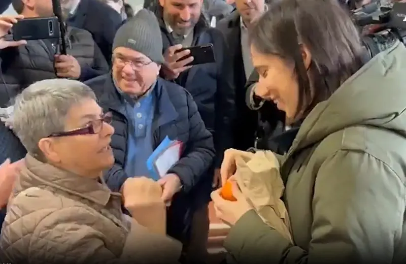 "Vada a lavorare". Schlein contestata da una pensionata a Cagliari