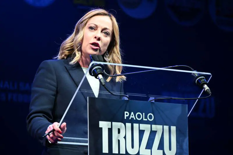 "Solo antifascismo". Meloni asfalta la Todde e attacca: "Fango contro di noi, ma dureremo 5 anni"