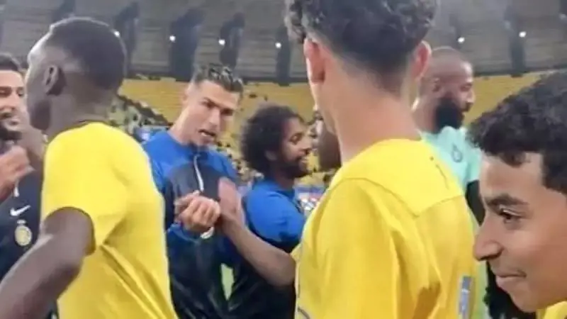 Cristiano junior snobba il padre davanti a tutti, CR7 lo richiama: "Vieni a salutarmi"