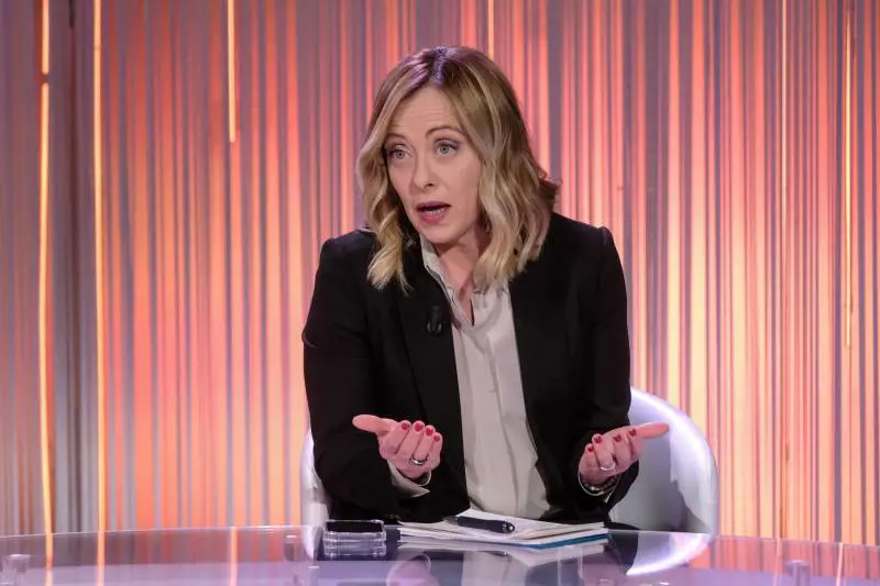 "Colpita dal suo silenzio". Meloni affonda Schlein sugli insulti di De Luca