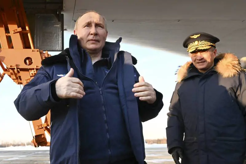 "Pazzo, figlio di p...". Biden insulta Putin. Il Cremlino risponde e minaccia la Francia