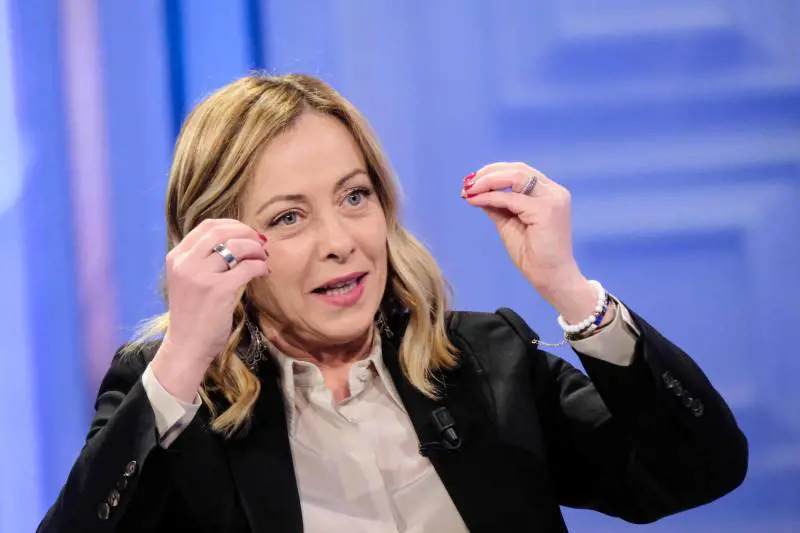 L'affondo di Meloni su De Luca: "Fondi di coesione usati per la festa del fagiolo e della patata"