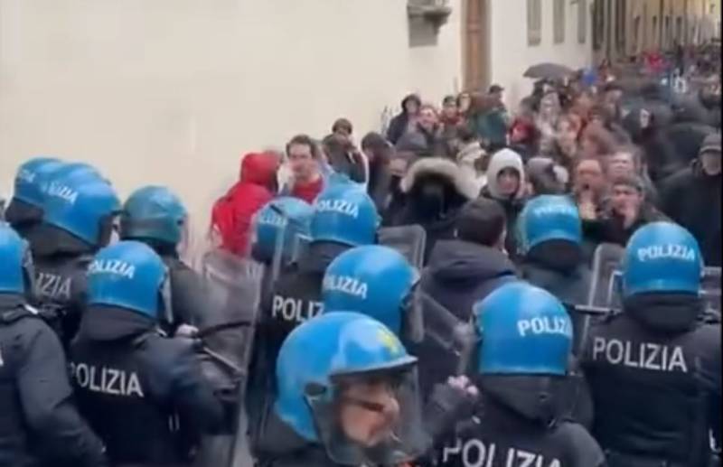 Polizia affronta gli studenti