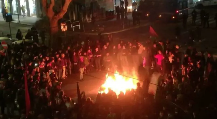 Se la sinistra sta con chi dà fuoco alla Meloni
