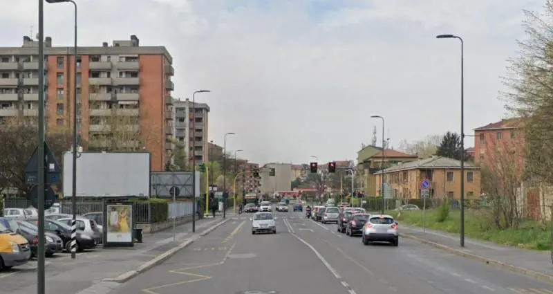 Ancora sangue a Milano, uomo accoltellato in via delle Forze Armate: si cercano gli aggressori