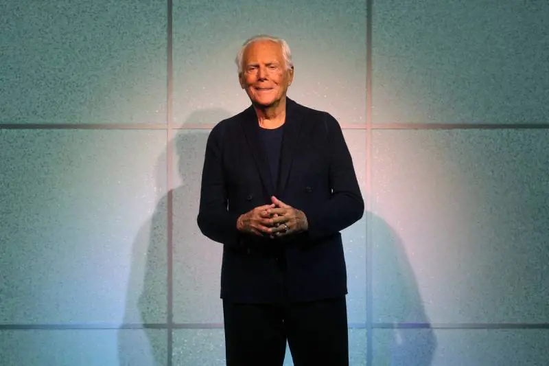  Armani sulla Meloni: "Ha gli attributi ma è piccolina tra i grandi" 