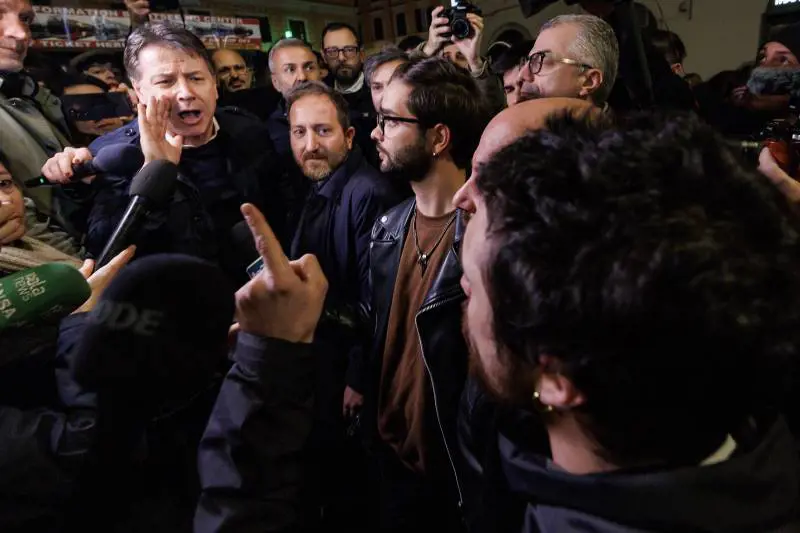 "Dimissioni, Vergogna". Studenti tentano assalto al Viminale e poi sfidano Conte