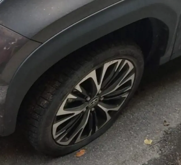 Una delle auto vandalizzate