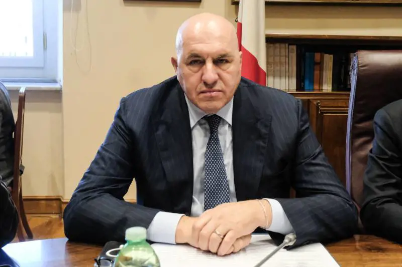 Manovra, Crosetto: "Chiesto di ritirare l'emendamento sugli stipendi dei ministri. Stop polemiche"