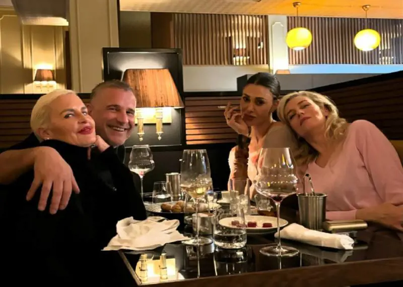 "Da quando è permesso? Maleducata". Polemica per la foto di Belen al ristorante