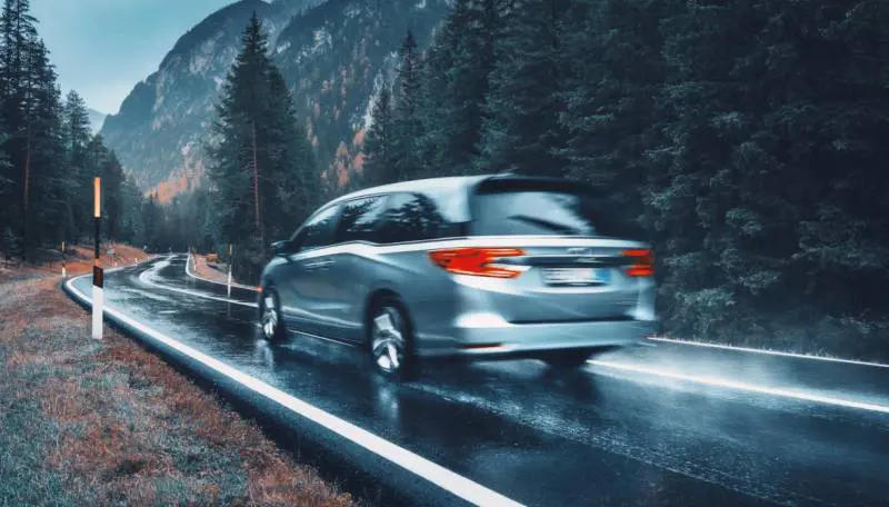 Quali sono le auto migliori per evitare l'aquaplaning