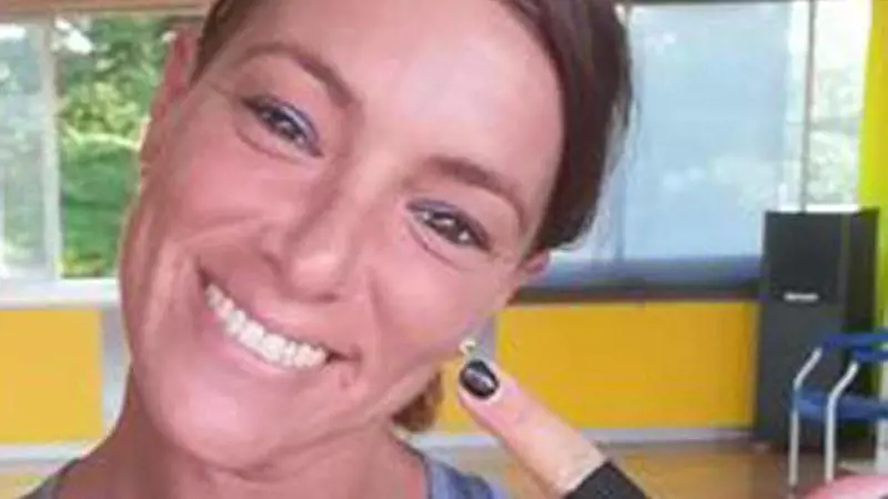 Accoltellata in cortile: caccia al marito in fuga