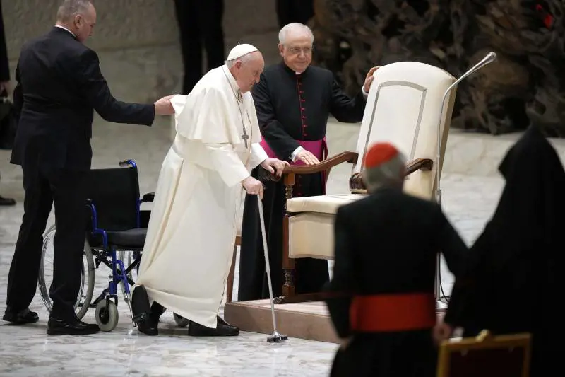 "Ancora raffreddato". E il Papa corre in ospedale dopo l'udienza generale