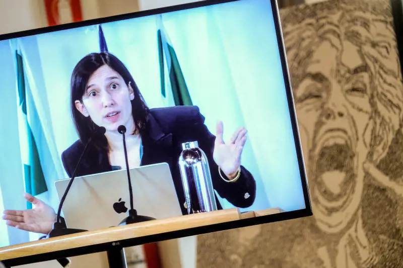 "Sinceramente, quando, quando, quando...". E Schlein cita Annalisa