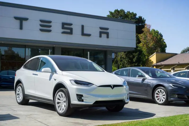Tesla si candida a secondo costruttore in Italia: la conferma dal ministro Urso