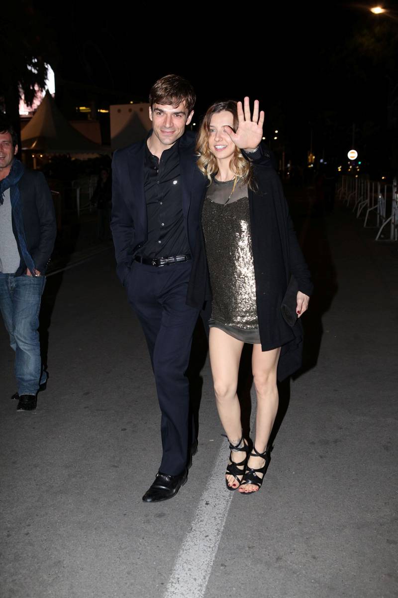 Luca Argentero e Myriam Catania a Cannes, passeggiano sulla Croisette (2010)