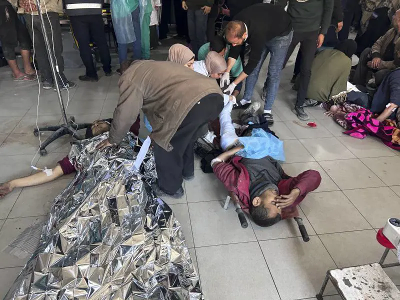 Gaza, strage di disperati. "Oltre cento morti. Erano in fila per il pane"