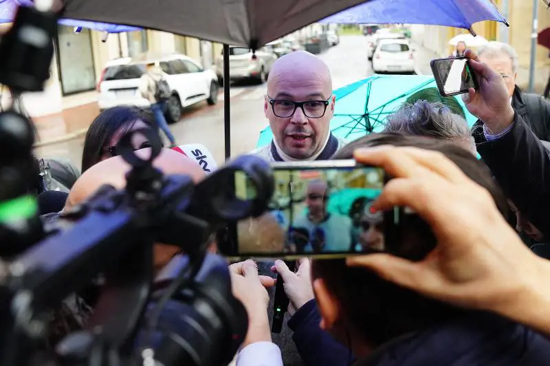 Folla di curiosi e cronisti da ogni dove. Riparte lo show e torna Azouz: "Una rivincita"