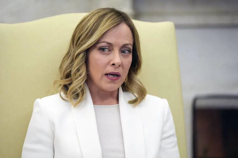 “Lezioni dall’armocromista di Zelensky? Anche no”. La stoccata di Meloni a Conte