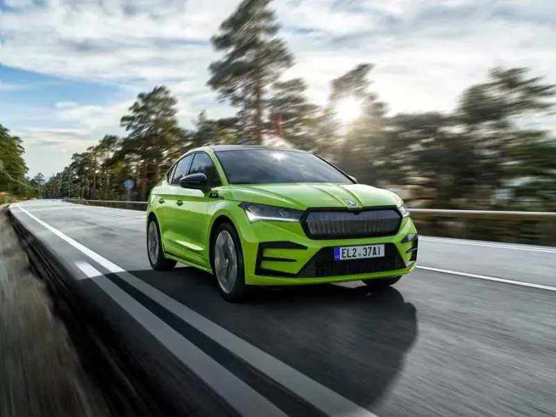 Skoda va contro corrente: venderà i motori a combustione fino al 2035