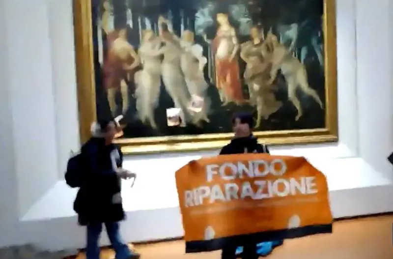 Ultima generazione, scattano le perquisizioni: un'attivista in Questura