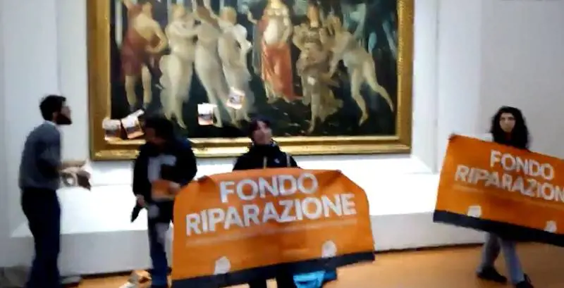 Nuovo blitz di Ultima Generazione agli Uffizi di Firenze. Volantini sulla Primavera di Botticelli
