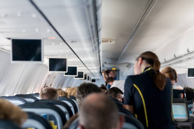 Viaggi in aereo, la lista delle cattive abitudini in volo: i comportamenti più irritanti