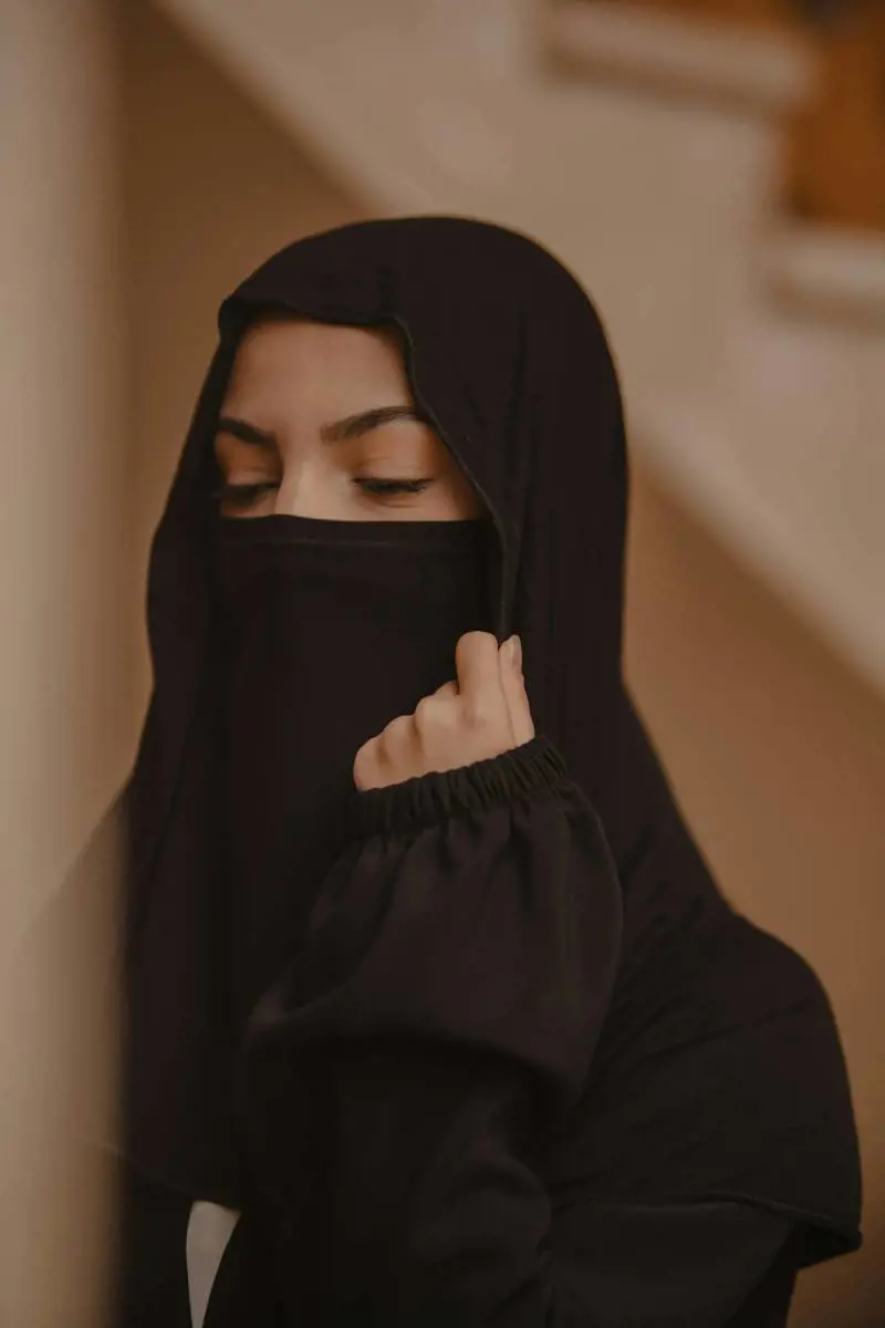 "A scuola con il niqab". È giallo sulla bambina ma il caso arriva in Aula