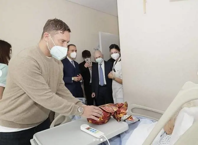 Totti presenta le uova solidali, l'affondo della Lucarelli: "Me vojo riposà"