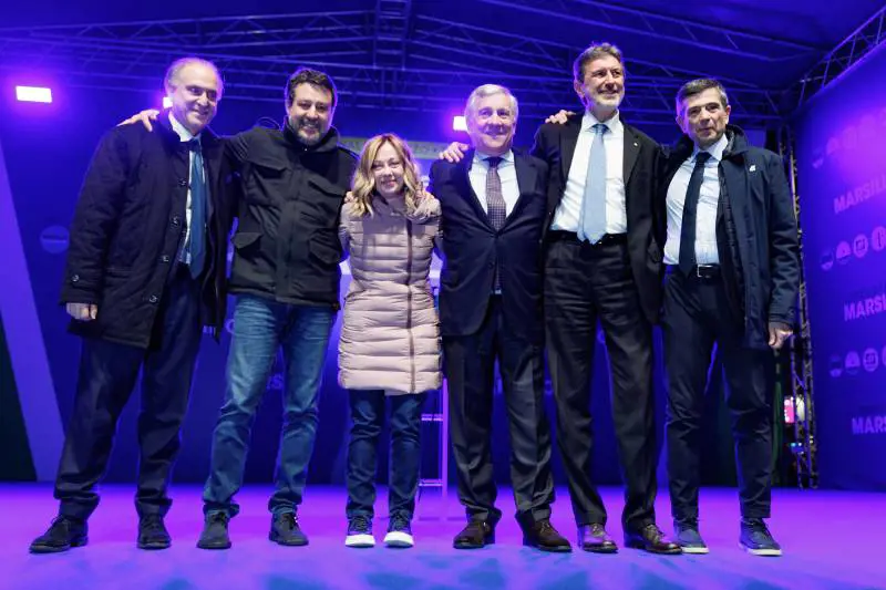 "Noi ci mettiamo la faccia, altri si vergognano": Meloni smaschera la sinistra sulle alleanze