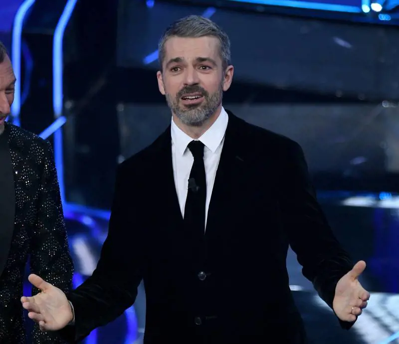 I "grattini" dei fan e l'imbarazzo di Luca Argentero: "Meglio essere severi"