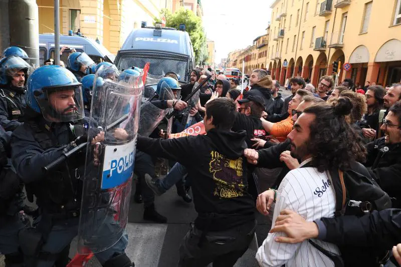 Scontri durante lo sgombero di Bologna