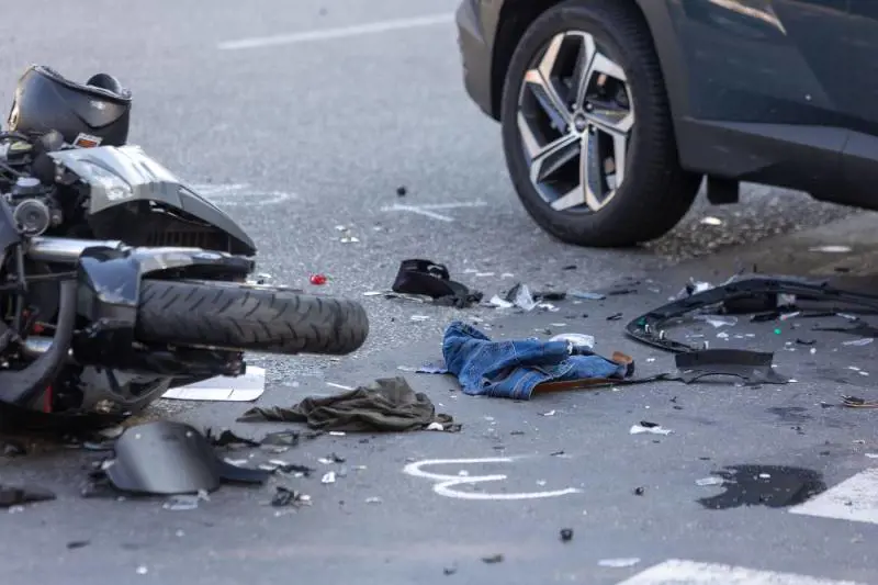 Milano, investito da un'auto: muore motociclista 48enne