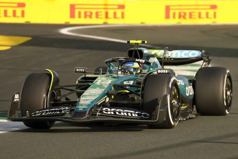 Alonso davanti a tutti, la Rossa studia la gara. Red Bull, che tensione