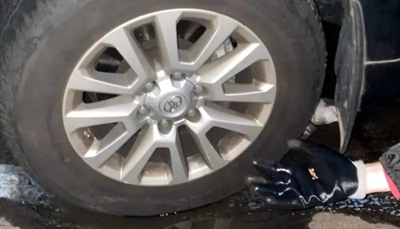 "Non sei tu, è la tua auto". Blitz degli ecovandali: sgonfiate (ancora) le gomme ai suv