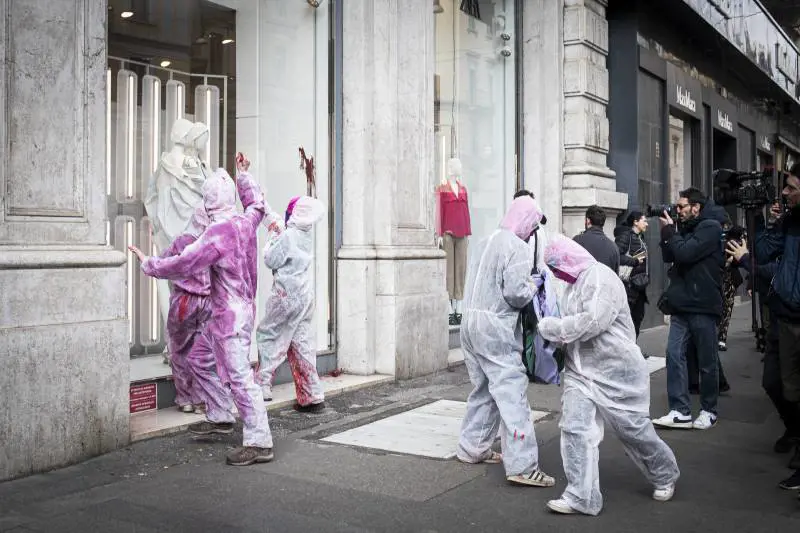Cori, blitz e fumogeni: solito circo rosso per l'8 marzo