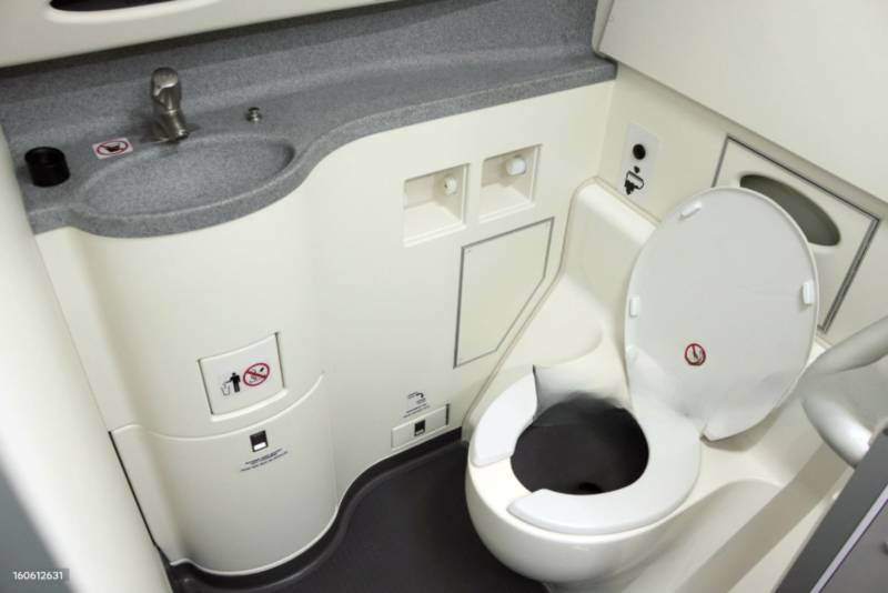 "Come un aspirapolvere": così funzionano i bagni degli aerei