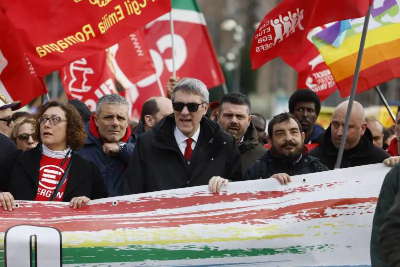 La doppia morale di Landini. Scende in piazza per i lavoratori e poi li licenzia